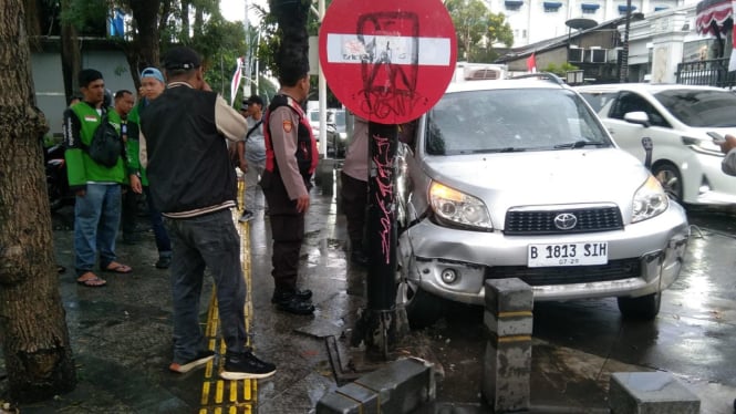 ANAK USIA 9 TAHUN MENGENDARAI MOBIL BERUJUNG KECELAKAAN